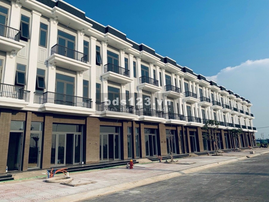 Chính chủ bán căn shophouse 120m2, giá 3.x tỷ trung tâm thành phố đối diện khu công nghiệp
