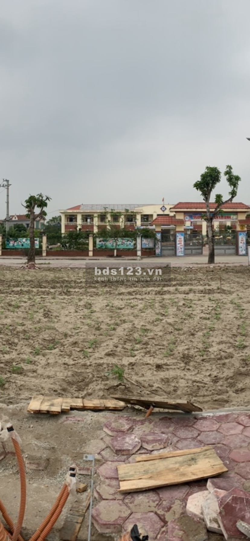 Em cần chuyển nhượng lô đất Khu dân cư KIM ĐÍNH liên hệ xem đất 0977077691