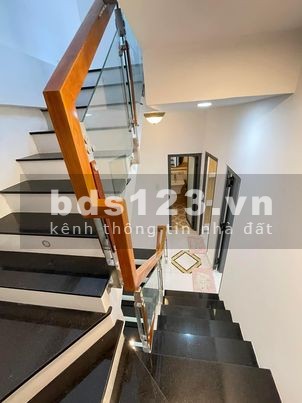 Bán nhà gần CMT8 2 mặt tiền hẻm xe hơi, diện tích sử dụng 28m2 giá chỉ 3,7 tỷ, sổ sẵn