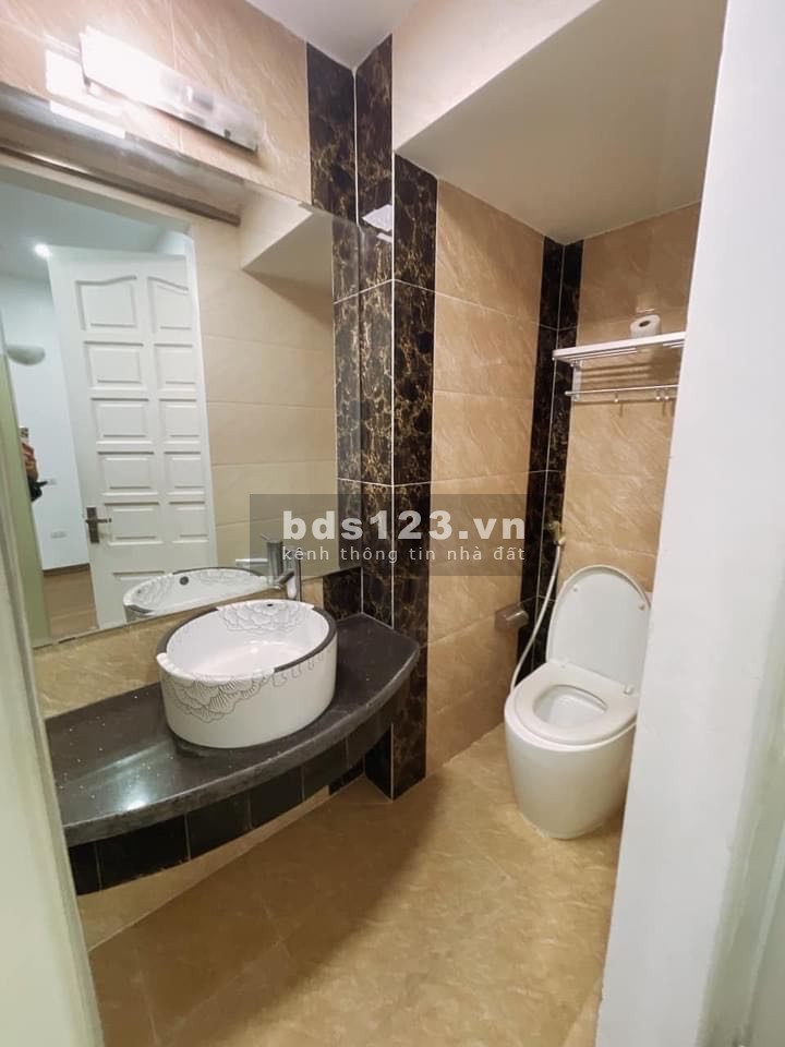 Nhà nguyên căn đẹp 2 mặt thoáng 5m ra mặt phố View Hồ Tây, cạnh công viên nước