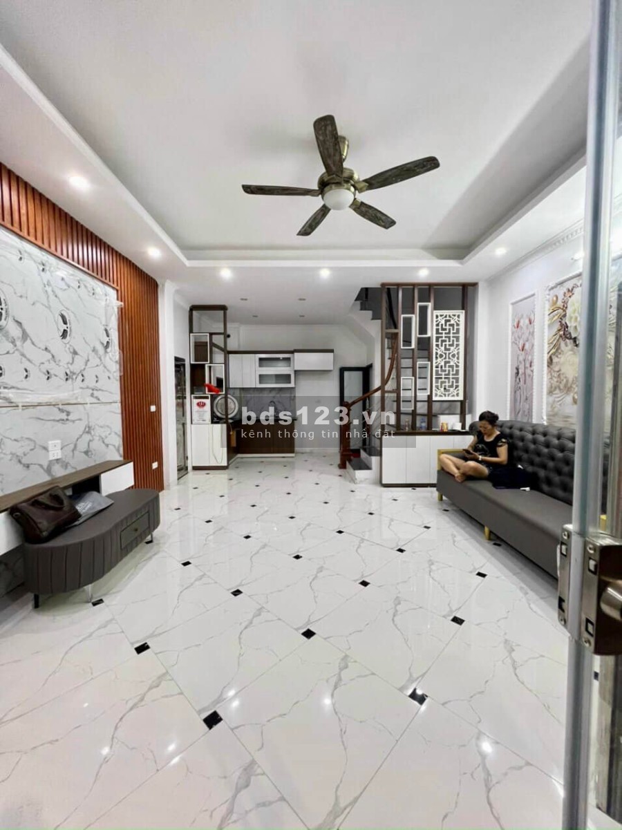 Bán gấp nhà Cổ Nhuế Bắc Từ Liêm, dtsd 50m2, 5 tầng, mt 5.3m, giá 5.3 tỷ, lô góc kinh doanh