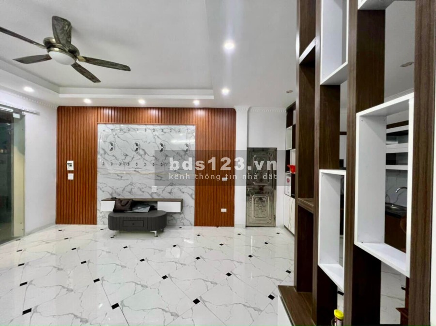Bán gấp nhà Cổ Nhuế Bắc Từ Liêm, dtsd 50m2, 5 tầng, mt 5.3m, giá 5.3 tỷ, lô góc kinh doanh