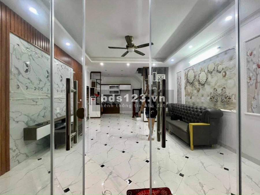 Bán gấp nhà Cổ Nhuế Bắc Từ Liêm, dtsd 50m2, 5 tầng, mt 5.3m, giá 5.3 tỷ, lô góc kinh doanh