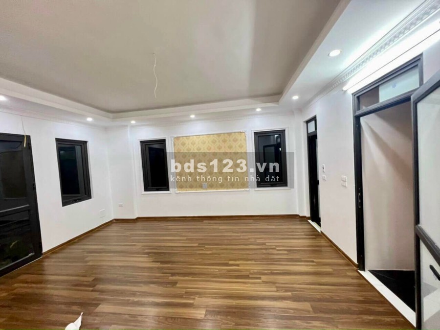 Bán gấp nhà Cổ Nhuế Bắc Từ Liêm, dtsd 50m2, 5 tầng, mt 5.3m, giá 5.3 tỷ, lô góc kinh doanh