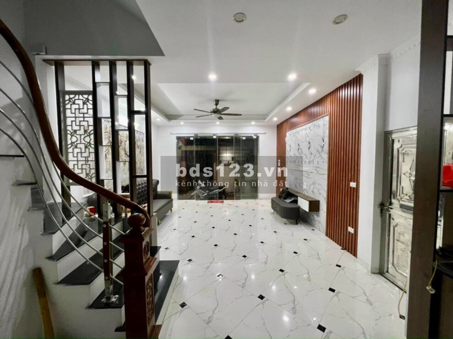 Bán gấp nhà Cổ Nhuế Bắc Từ Liêm, dtsd 50m2, 5 tầng, mt 5.3m, giá 5.3 tỷ, lô góc kinh doanh