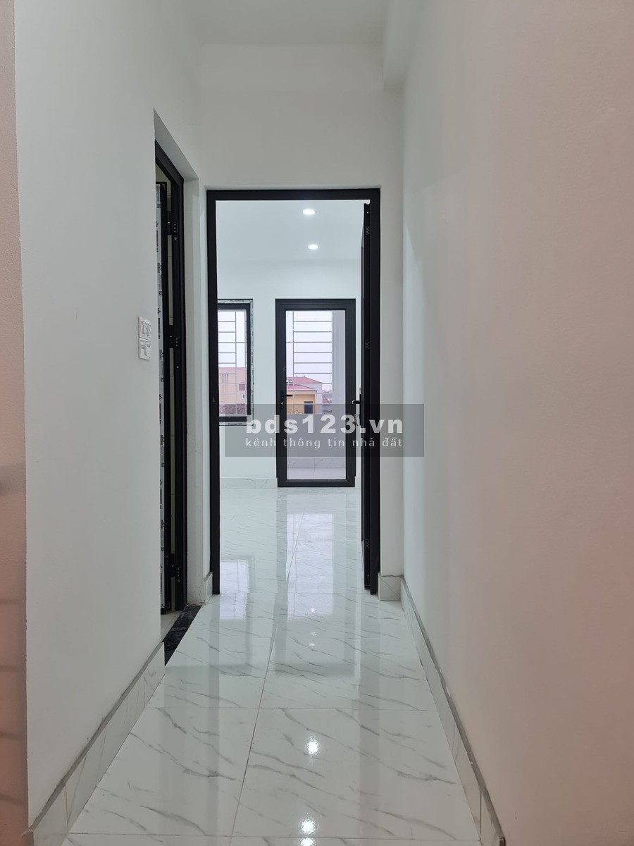 Bán gấp nhà Lạc Thị Thanh Trì, 3 tầng 3 PN, 50m ô tô tránh, giá bán chỉ 2.25 tỷ lh 0988163242