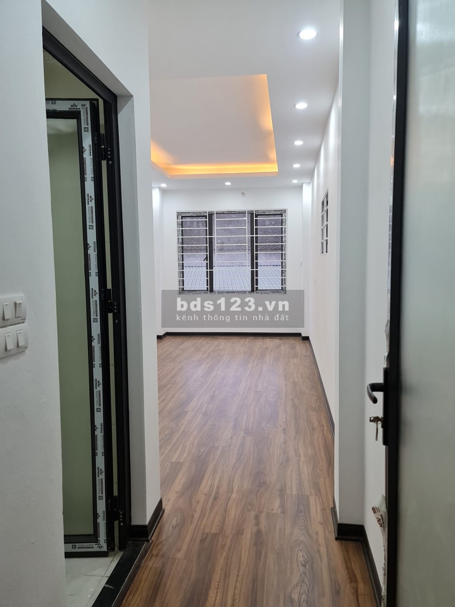 Bán gấp nhà Lạc Thị Thanh Trì, 3 tầng 3 PN, 50m ô tô tránh, giá bán chỉ 2.25 tỷ lh 0988163242