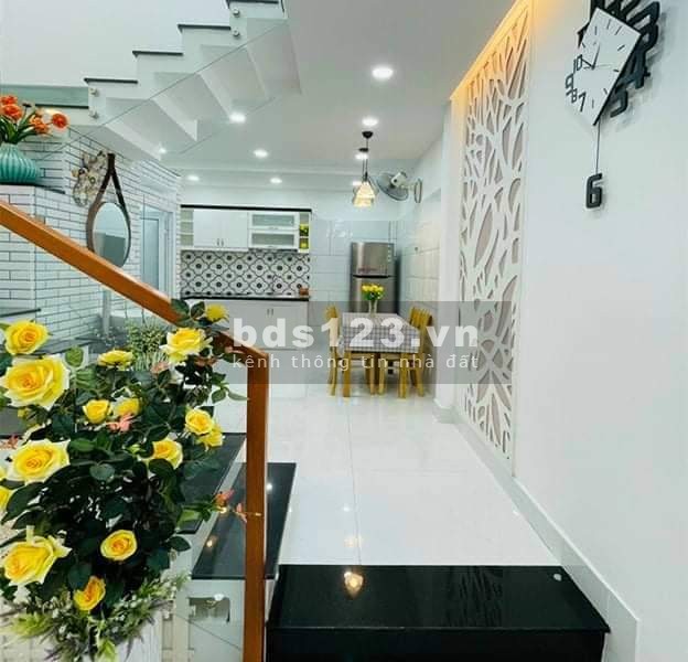Nhà đẹp nội thất đẹp, hẻm xe hơi liên hệ 0379473796 giá bán chỉ 4.8 tỷ, sổ chính chủ