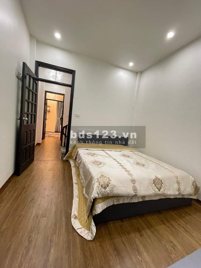 Bán nhà nguyên căn đẹp giá rẻ Nguyễn Trãi, Quận Thanh Xuân, sổ đỏ vuông vắn, dân trí cao