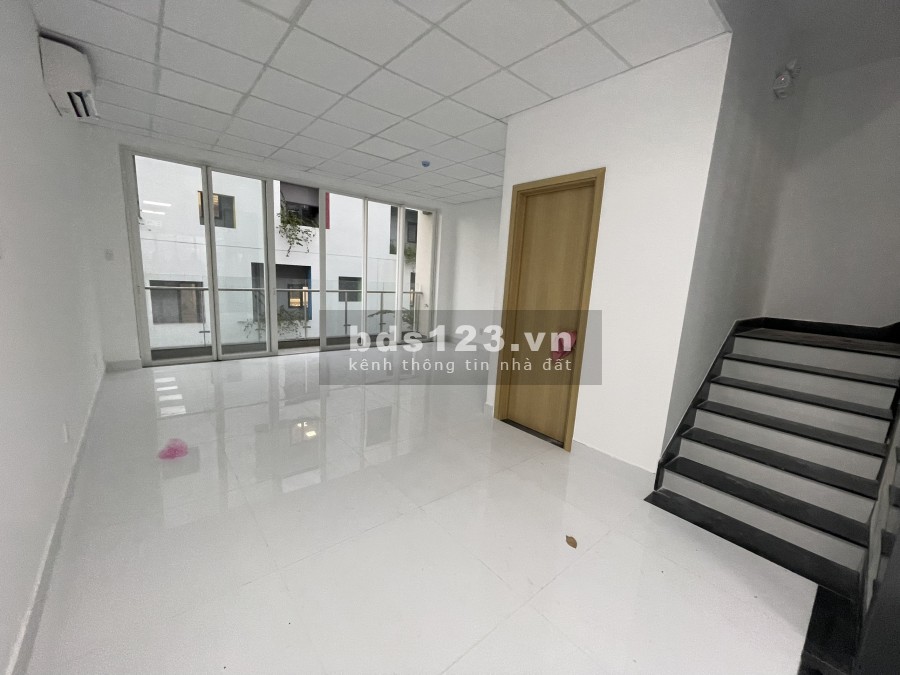 Shophouse cho thuê nguyên căn, hoàn thiện đẹp. Có thang máy, khu đô thị sầm uất