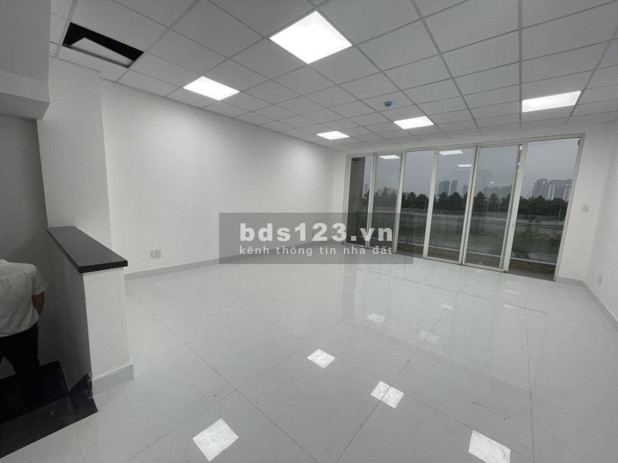 Shophouse cho thuê nguyên căn, hoàn thiện đẹp. Có thang máy, khu đô thị sầm uất