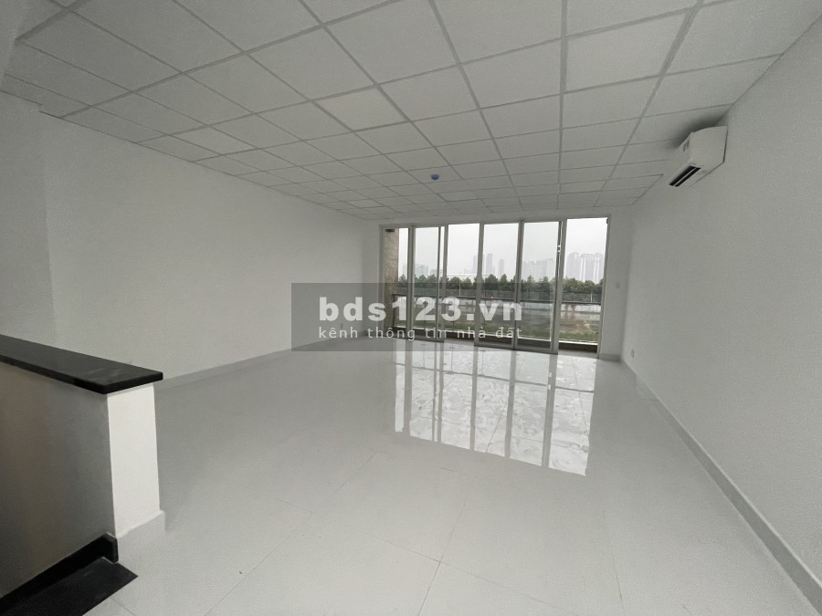 Shophouse cho thuê nguyên căn, hoàn thiện đẹp. Có thang máy, khu đô thị sầm uất