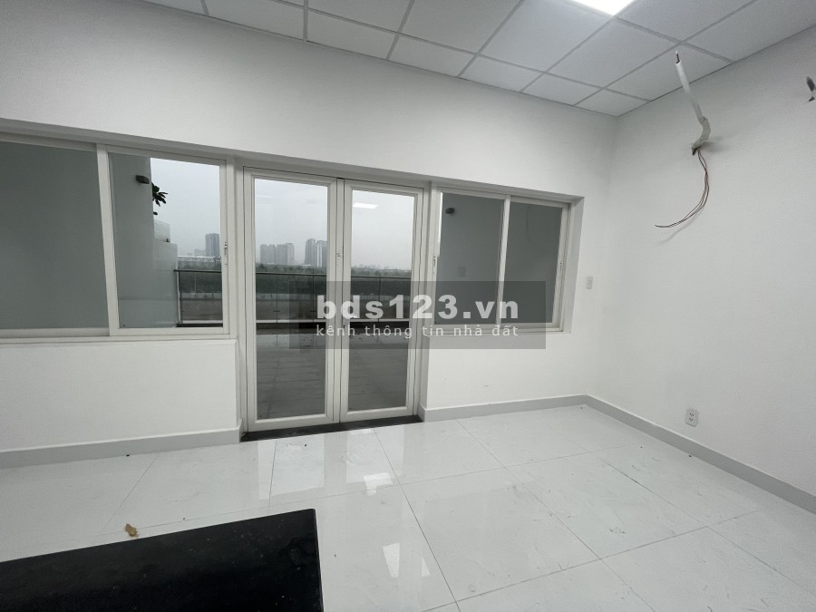 Shophouse cho thuê nguyên căn, hoàn thiện đẹp. Có thang máy, khu đô thị sầm uất