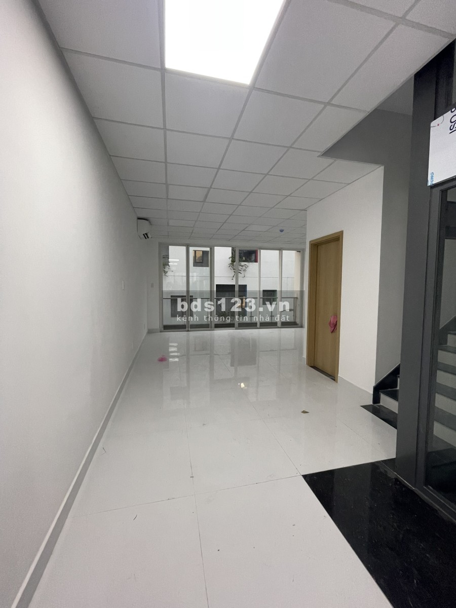 Shophouse cho thuê nguyên căn, hoàn thiện đẹp. Có thang máy, khu đô thị sầm uất