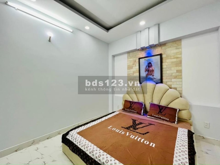 Bán nhà Vip Phan Huy Ích, hẻm xe hơi 4 tầng ngang 5m, tặng full nội thất, giá bán 5.6 tỷ