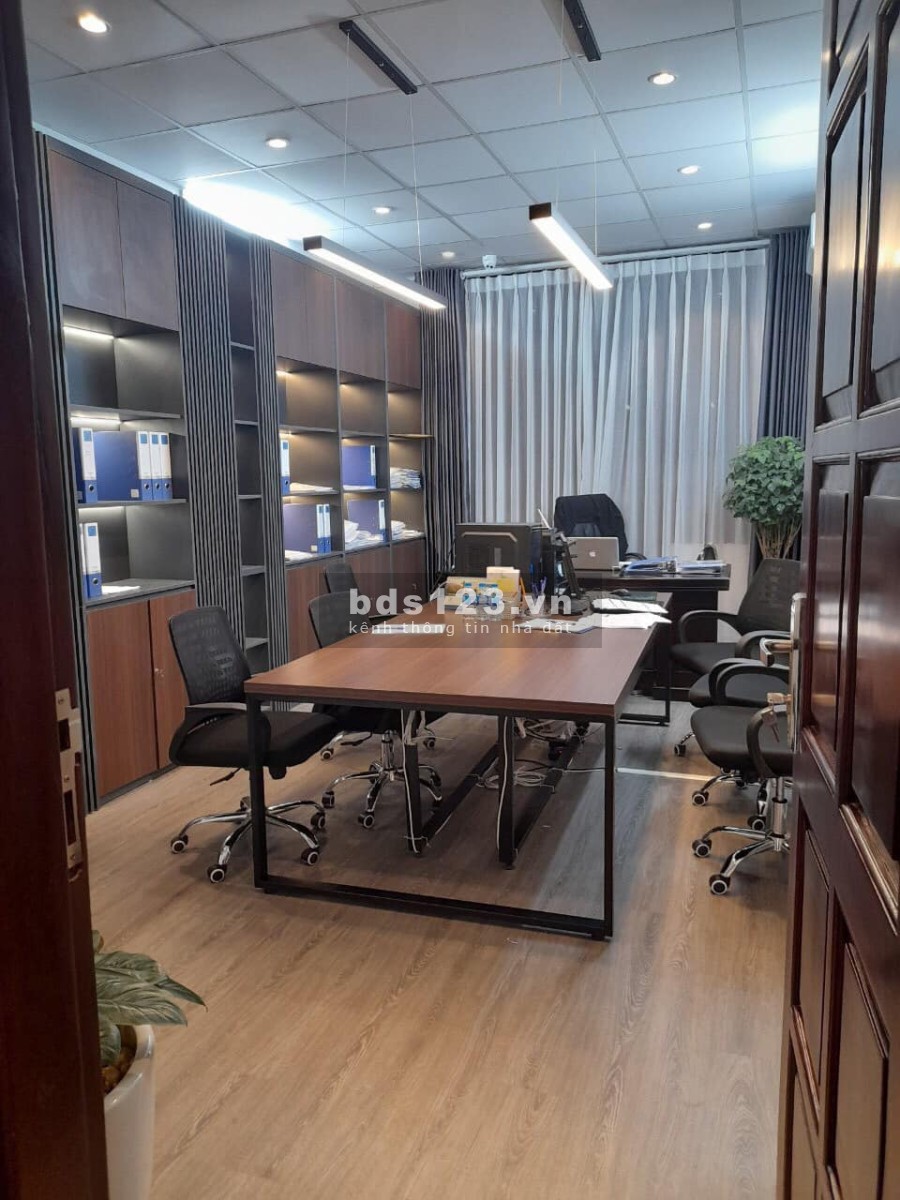 Bán nhà MP Hoàng Quốc Việt diện tích 84m2 6 tầng giá bán 32 tỷ. LH 0912442669