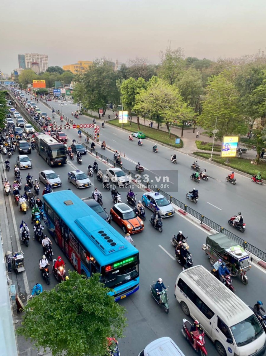Bán nhà 6 tầng MP Tây Sơn vị trí đẹp đang KD tốt giá 10,5 tỷ. LH 0912442669