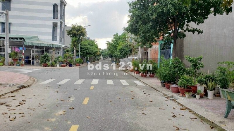 Cô năm cần tiền bán gấp lô đất diện tích 60m2 giá chỉ 3ty890, xung quanh đầy đủ tiện ích