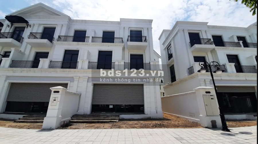 Chuyển nhượng căn shophouse sổ đỏ lâu dài mặt đường 30 khu HA02 KĐT Vinhomes Ocean Park Gia Lâm.