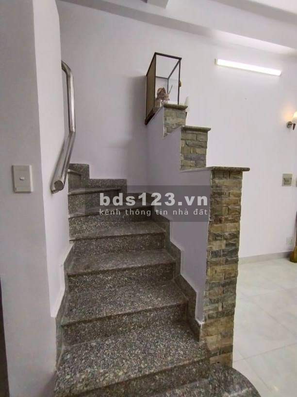 Bán Nhà đẹp đường Cách Mạng Tháng Tám, 4 tầng, dt 32m2, ngang 4m, giá 5 tỷ hơn