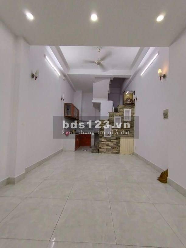 Bán Nhà đẹp đường Cách Mạng Tháng Tám, 4 tầng, dt 32m2, ngang 4m, giá 5 tỷ hơn