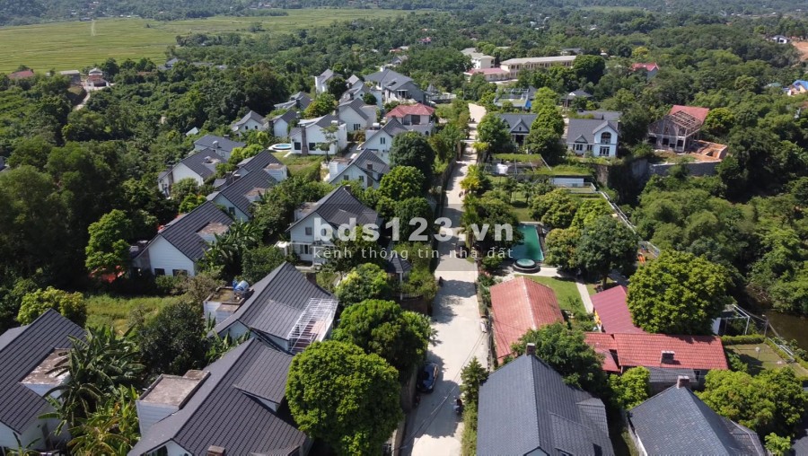 Gia đình bán lại căn biệt thư đã hoàn thiện - giá 3, x tỷ. Có sân vườn và khu vui chơi
