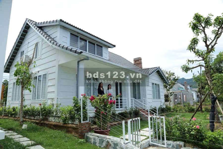 Gia đình bán lại căn biệt thư đã hoàn thiện - giá 3, x tỷ. Có sân vườn và khu vui chơi