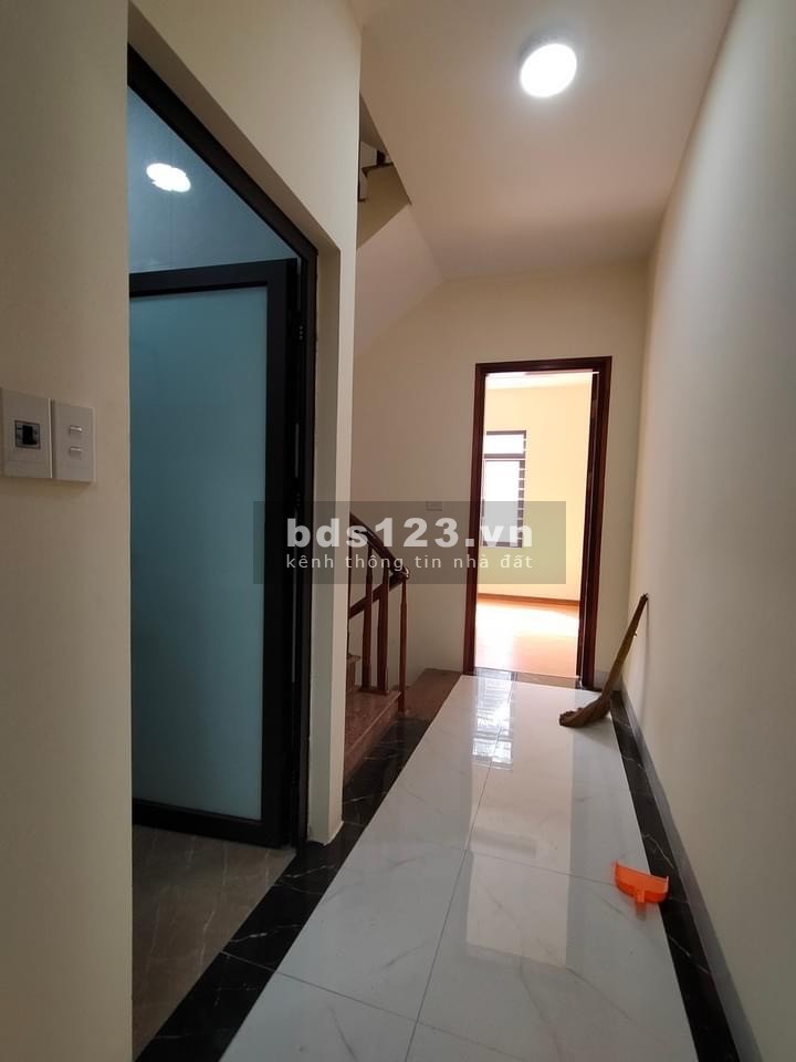 Bán nhà ngõ Đê Trần Khát Chân Quận Hai Bà Trưng Hà Nội, dt 40m2 5 tầng ngõ rộng