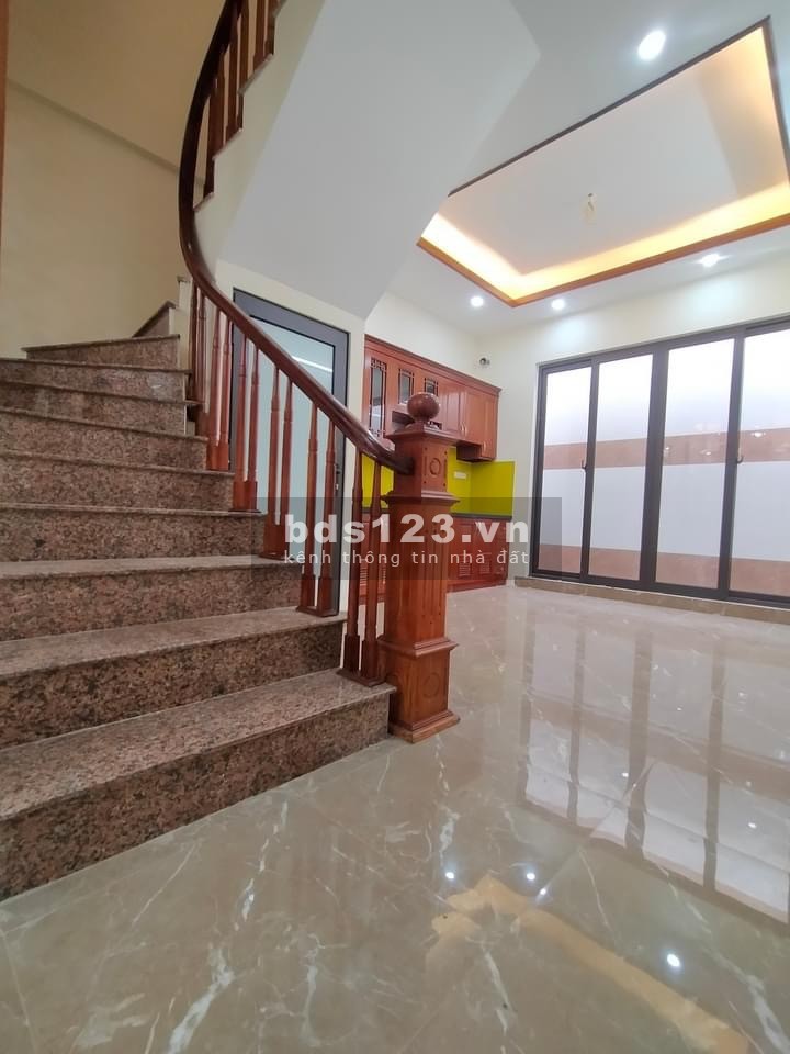 Bán nhà ngõ Đê Trần Khát Chân Quận Hai Bà Trưng Hà Nội, dt 40m2 5 tầng ngõ rộng