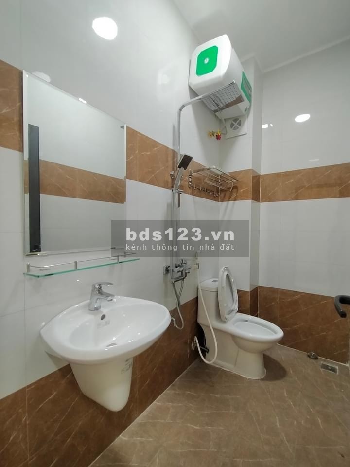 Bán nhà ngõ Đê Trần Khát Chân Quận Hai Bà Trưng Hà Nội, dt 40m2 5 tầng ngõ rộng