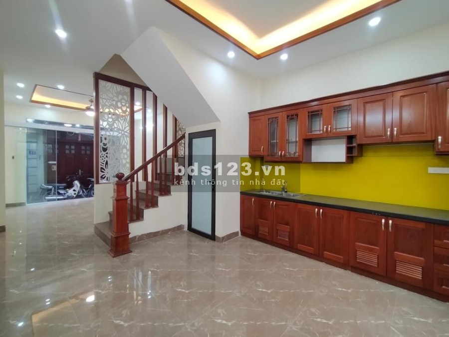 Bán nhà ngõ Đê Trần Khát Chân Quận Hai Bà Trưng Hà Nội, dt 40m2 5 tầng ngõ rộng