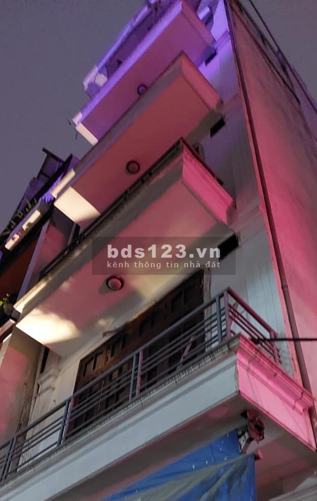 Bán gấp nhà dân xây ở Nguyễn Văn Cừ, Bồ Đề gần cầu Chương Dương dt 42m2 ôtô tránh giá 5.5 tỷ