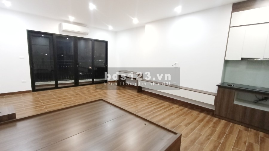 Toà nhà mới xây ban công siêu thoáng, nội thất cao cấp, còn mới, vào ở được ngay
