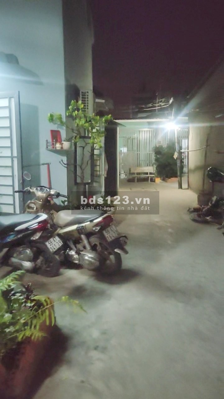 Bán Dãy trọ có 6 phòng cho thuê, 1 trệt, 1 lửng liên hệ 0566647863, bàn giao ngay