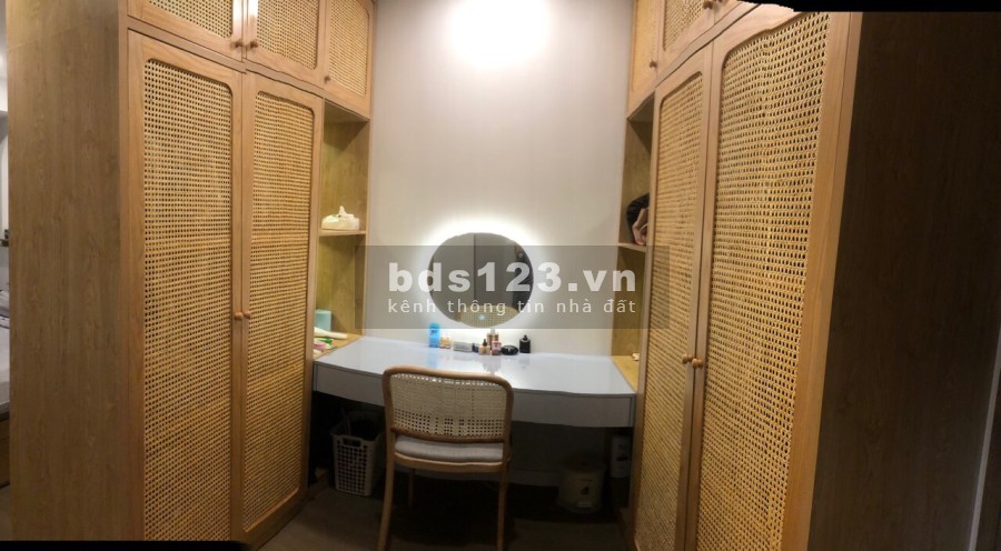 Cần bán gấp CH River Panorama, P Phú Thuận, Q7, Dt 114m2, 3PN, 2WC.
