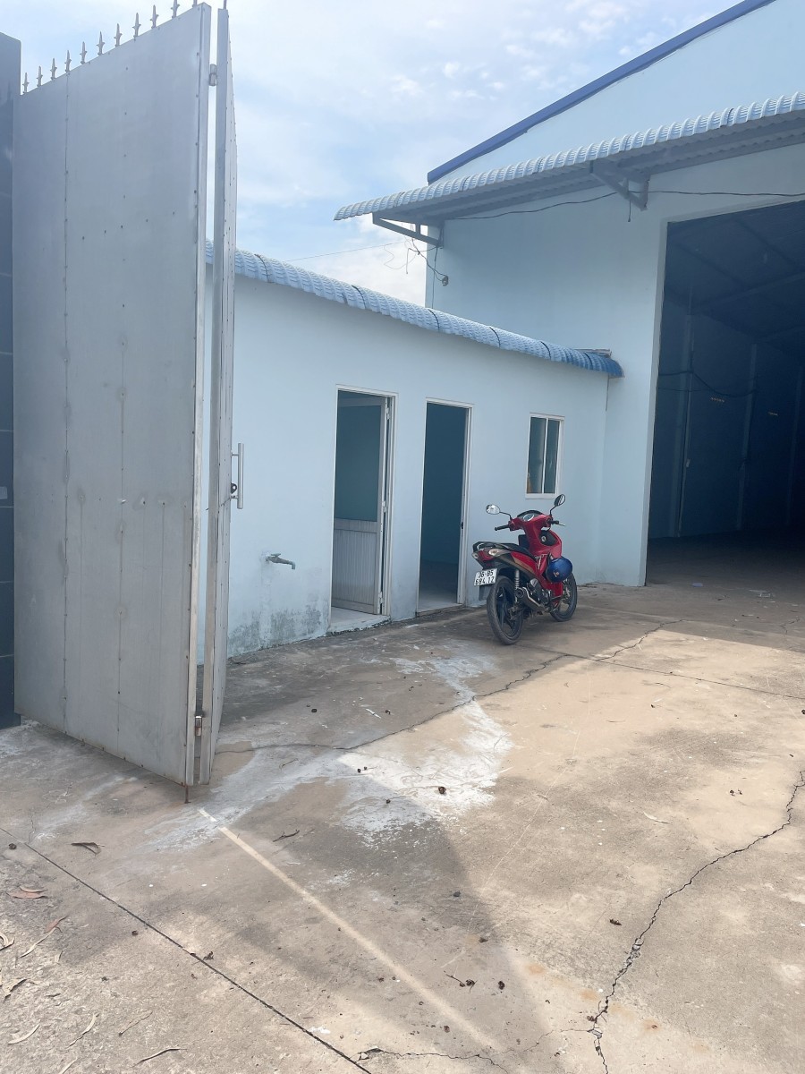 Chủ kẹt tiền cần bán nhà xưởng, giá thương lượng nhanh, đường lớn xe ra vào thoải mái