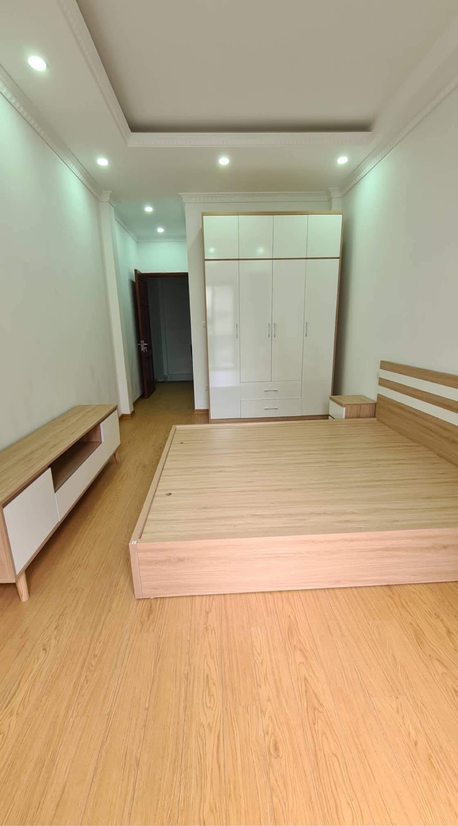 Bán nhà trung tâm Ngọc Lâm, giá chỉ nhỉnh 4 tỷ, nhà mới full nội thất, khách về ở luôn