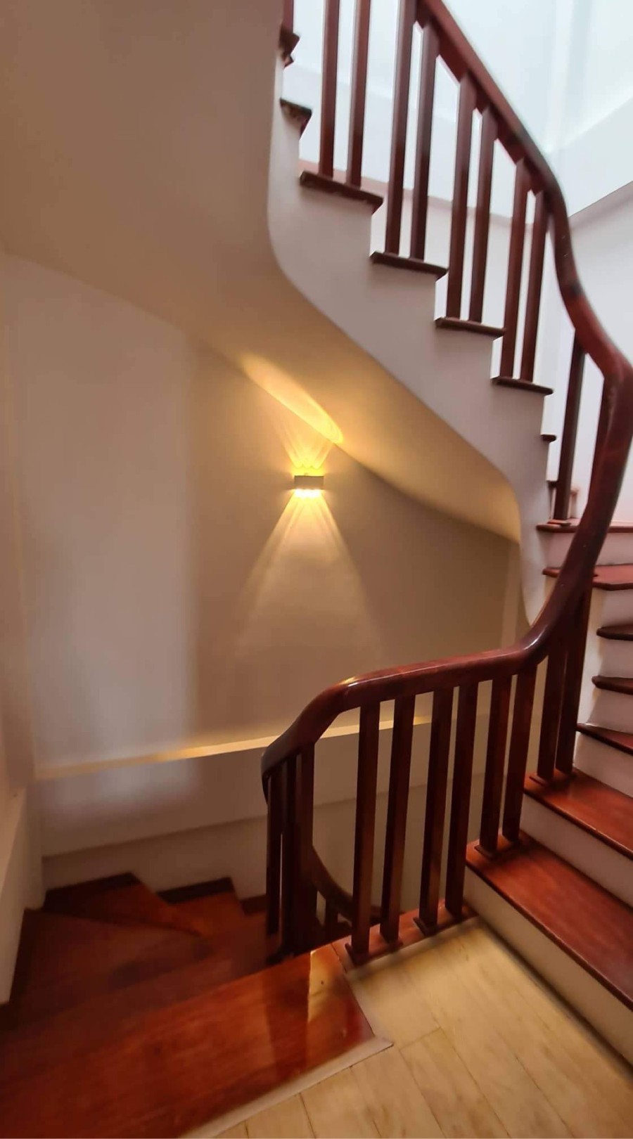 Bán nhà trung tâm Ngọc Lâm, giá chỉ nhỉnh 4 tỷ, nhà mới full nội thất, khách về ở luôn