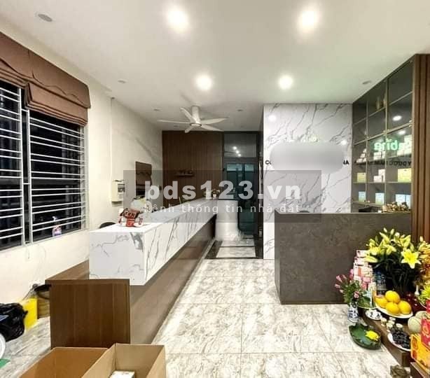 Tòa nhà Văn phòng Trần Vỹ 8 Tầng, Lô góc, Vỉa hè rộng, ô tô tránh, giá bán chỉ 21.5 tỷ