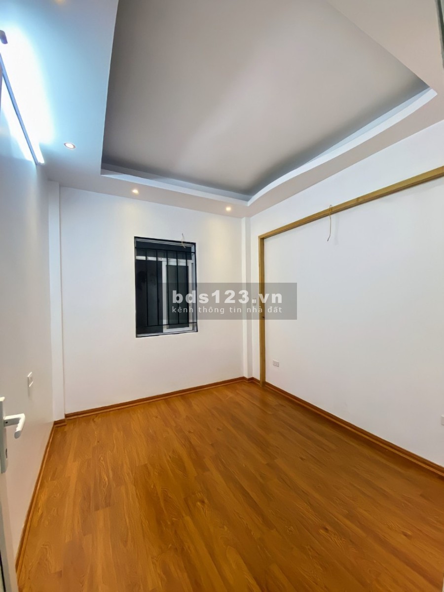 Bán nhà Nam Dư, Lĩnh Nam ô tô đỗ cửa, gần phố 6 phòng ngủ diện tích rộng, dt 38m2, giá 3.7 tỷ