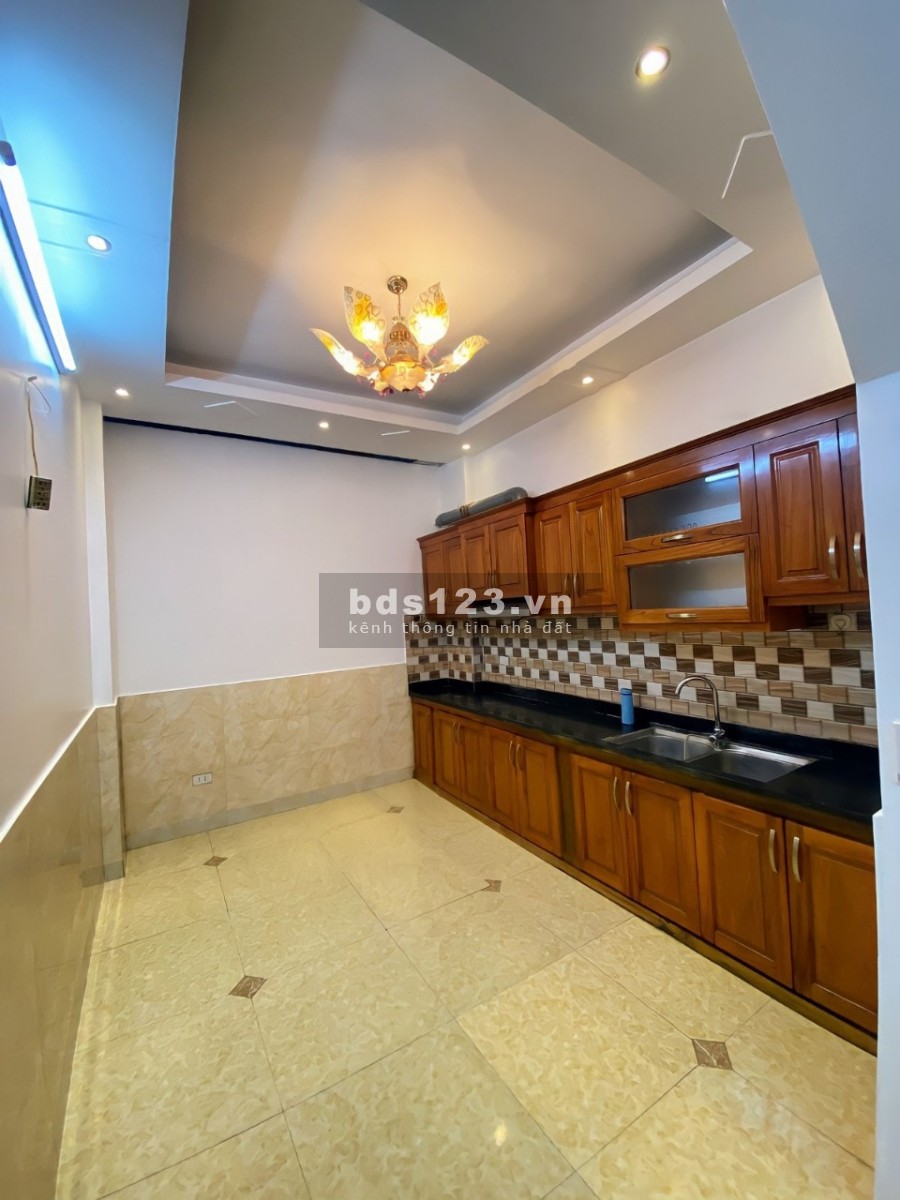 Bán nhà Nam Dư, Lĩnh Nam ô tô đỗ cửa, gần phố 6 phòng ngủ diện tích rộng, dt 38m2, giá 3.7 tỷ