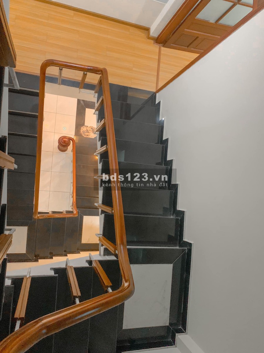 Cho thuê nhà 3 tầng mặt tiền Hòa Cường Nam liên hệ 0935630373 giá 12 triệu/tháng
