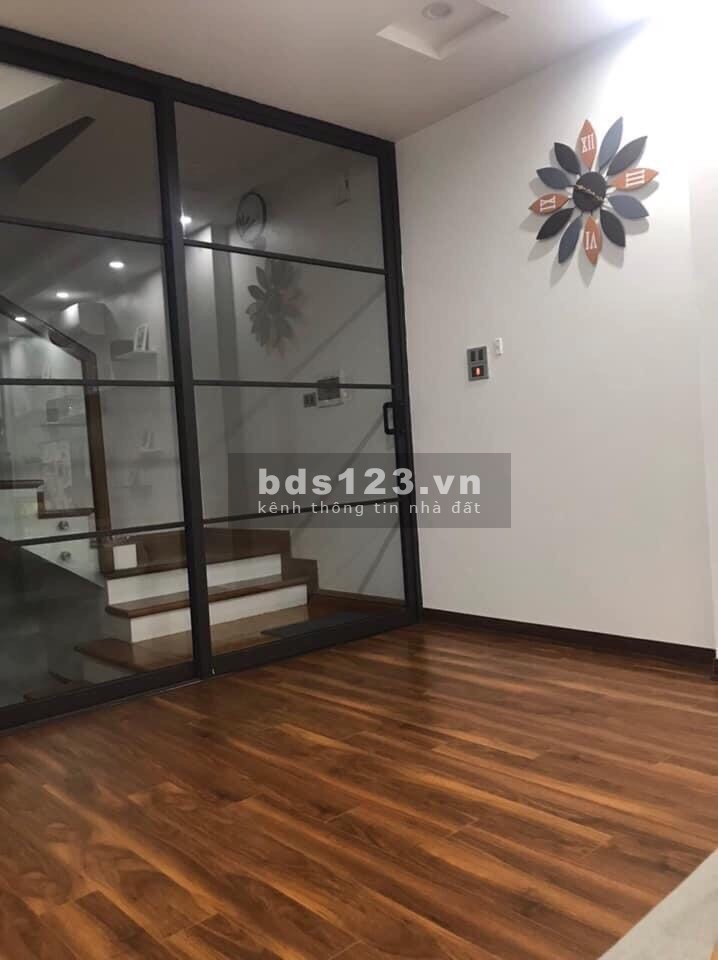Bán gấp nhà dân xây ở Gia Thuỵ, Nguyễn Văn Cừ dt 36m2, 5 tầng giá 4.9tỷ ô tô đỗ cửa
