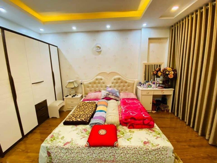 Bán Gấp nhà lô góc 3 thoáng Cầu Giấy 60m 5T giá 6 tỷ sát phố ngõ rộng 3m