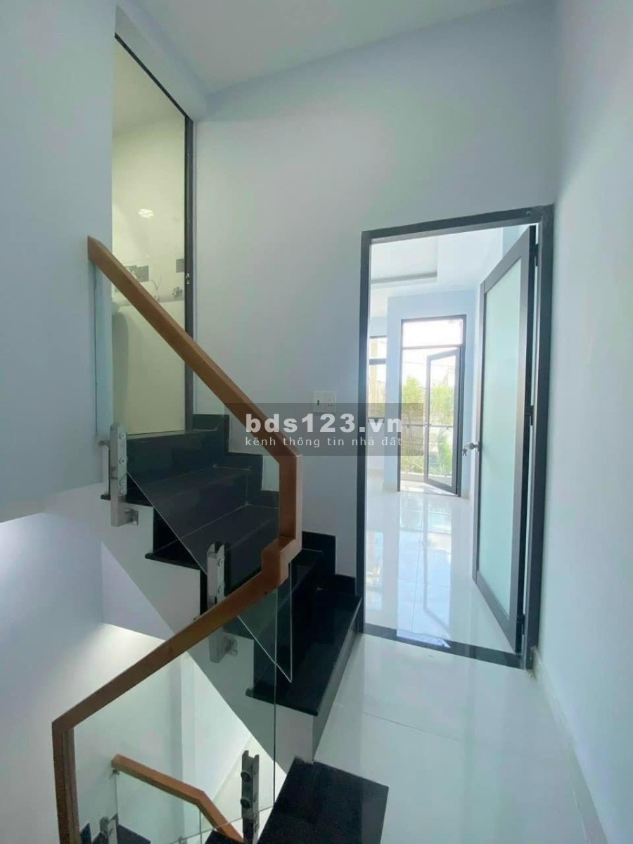 Chỉ 2,3 tỷ nhận ngay nhà phố Long Hậu, 90m2 view sông sát TPHCM…