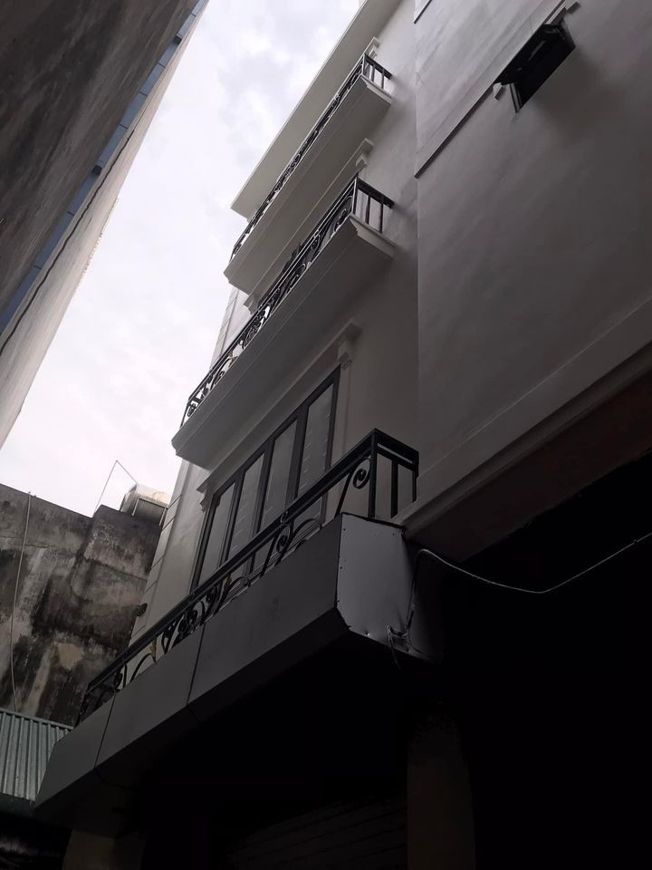 Bán nhà nguyên căn ra phố Tam Trinh, ô tô đỗ cổng, ra mặt phố 30m, liên hệ 0963104055
