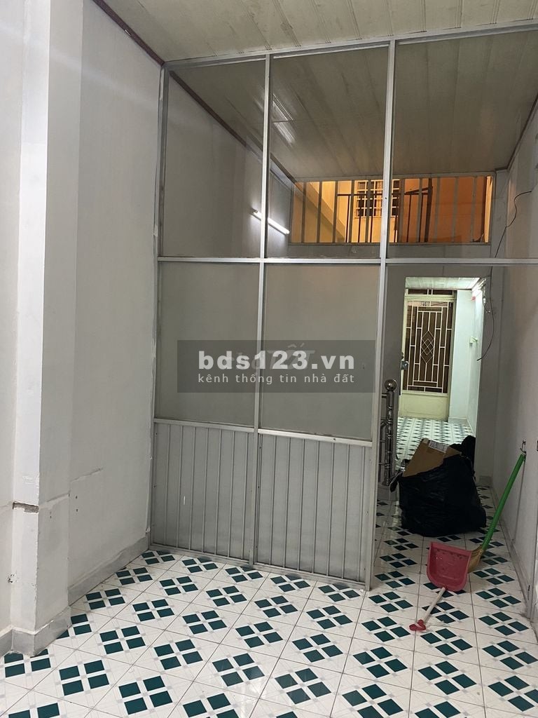 Nhà nguyên căn cho thuê trong chợ thích hợp kinh doanh có 2 tầng, khu dân cư đong