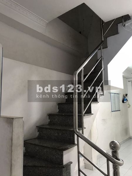 Nhà nguyên căn cho thuê trong chợ thích hợp kinh doanh có 2 tầng, khu dân cư đong
