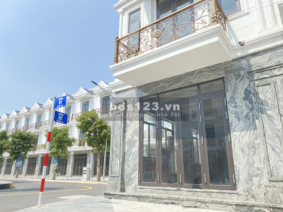 Bán nhanh nhà phố 163m2 sẵn sổ trung tâm thành phố Dĩ An, bàn giao hoàn thiện bên ngoài, thô trong
