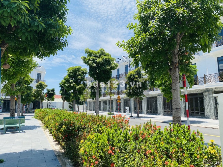 Bán nhanh nhà phố 163m2 sẵn sổ trung tâm thành phố Dĩ An, bàn giao hoàn thiện bên ngoài, thô trong